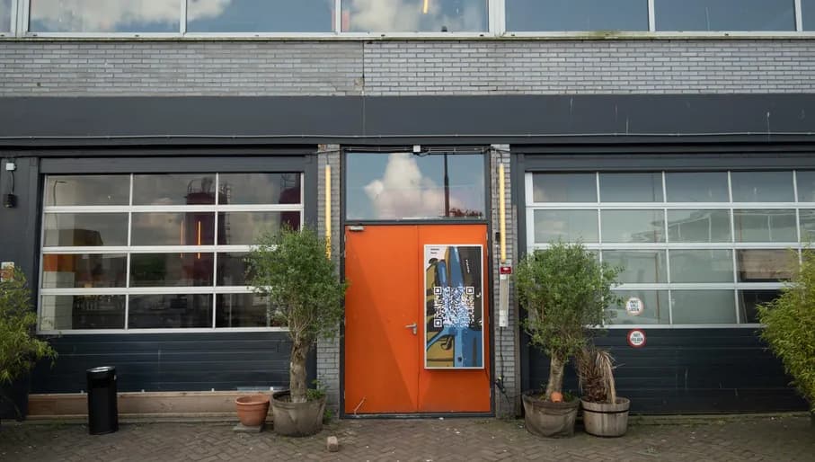 Club entrance and exterior of Multipla