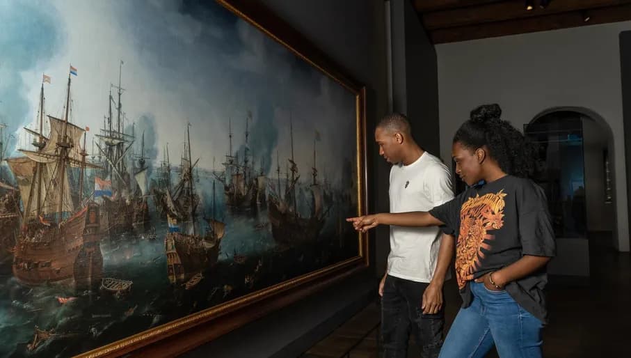 A couple visits Het Scheepvaartmuseum.