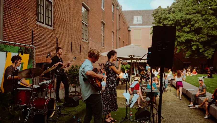 Jazz in de Plantage people enjoying live music in H'ART Museum garden
