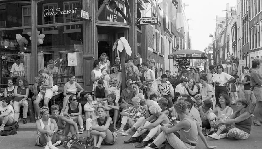 Café Saarein archive photo of people sitting in front