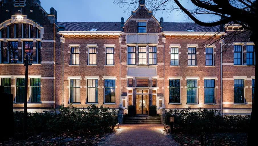 Exterior of Piillows Maurits at the Park entrance at night