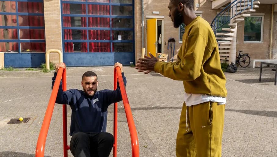 Two men exercising outside at Kazerne Reigersbos