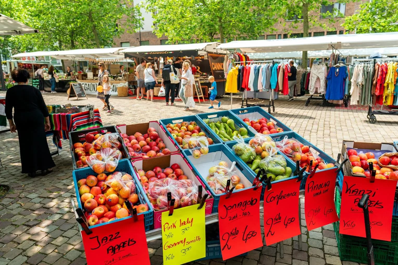 People shopping at the Reuring markt street market in IJburg