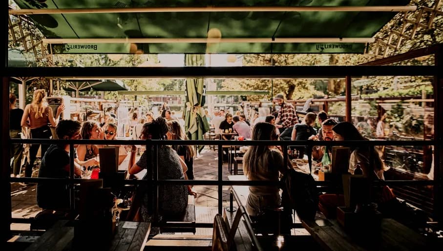 De Biertuin people sitting on the terrace