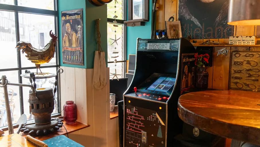 Oceaan café-restaurant interior with arcade