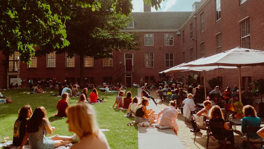 Jazz in de Plantage people enjoying live music in the H'ART Museum garden