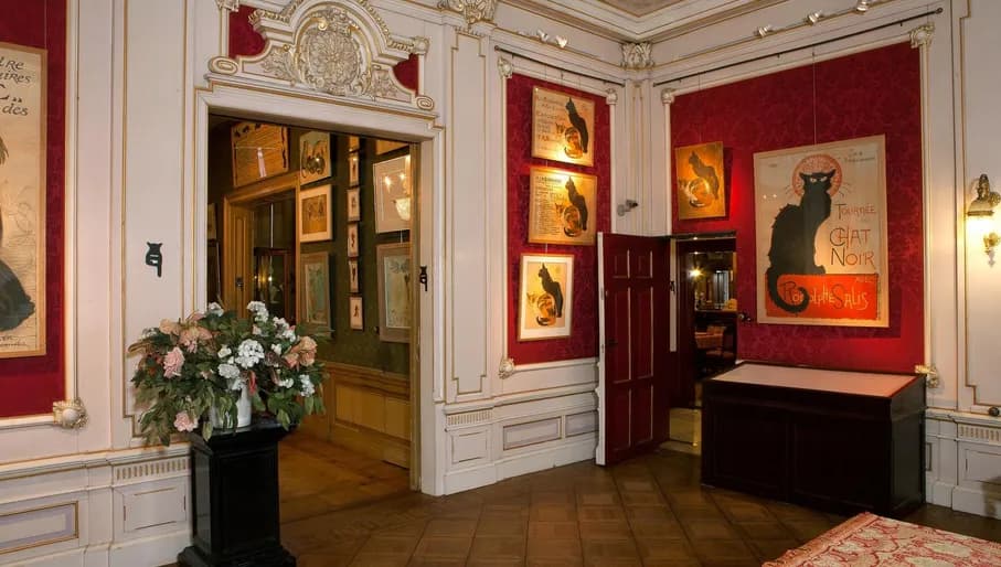 Het Kattenkabinet interior : The KattenKabinet is an art museum in Amsterdam devoted to works depicting cats.