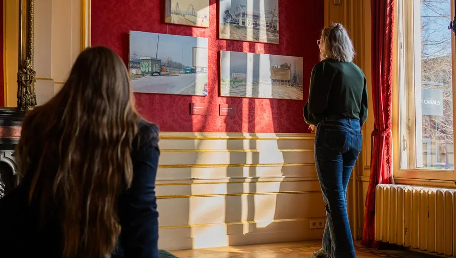 Grachtenmuseum inside, Arie Schippers exhibition, people watching paintings