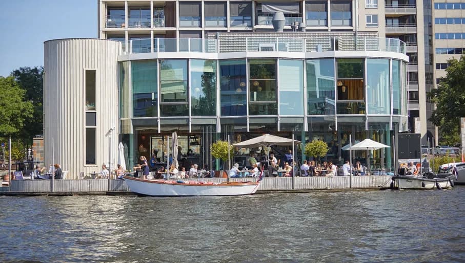 Ode aan de Amstel restaurant exterior and terrace