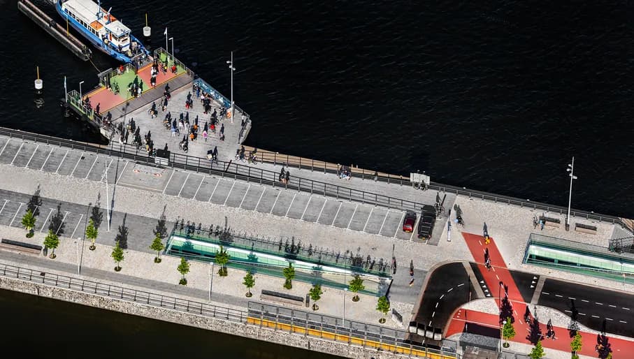 Zwarts & Jansma Architects tekende samen met Arons en Gelauff Architecten voor het ontwerp van de Pontsteigergarage Amsterdam. De Houthaven wordt autoluw. Bewoners parkeren op eigen grond, ondergronds of inpandig. In de overdekte parkeerplaats worden daarom 275 parkeerplaatsen gerealiseerd voor bewoners van het Pontsteiger gebouw en een ander deel is voor vergunninghouders. De parkeergarage ligt onder de pier die verbinding heeft met het gebouw Pontsteiger.  Op de pier zijn onoverdekte parkeerplaatsen. 
Door de spiegels in het trappenhuis van de toegangshuisjes van de garage treedt extra daglicht naar binnen in de parkeergarage. Er zijn 16 E-oplaadpunten en de garage is energieneutraal. Dura Vermeer realiseerde het bouwwerk dat in 2018 is geopend. Foto John Gundlach.