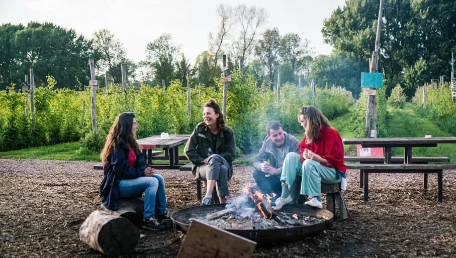 Fruittuin van West people by the fire