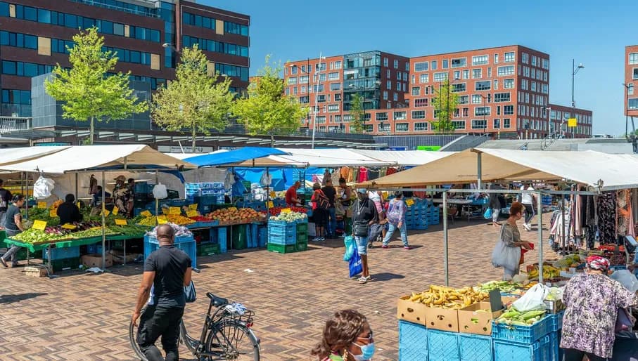 People shopping at the Anton de Komplein