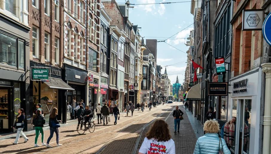 People shopping at sunny Leidsestraat