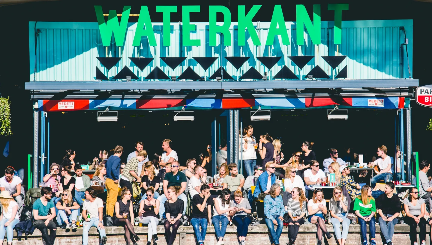 Waterkant people sitting outside