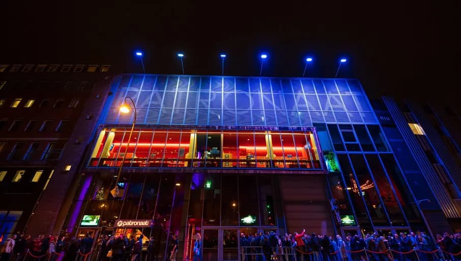 Patronaat exterior by night