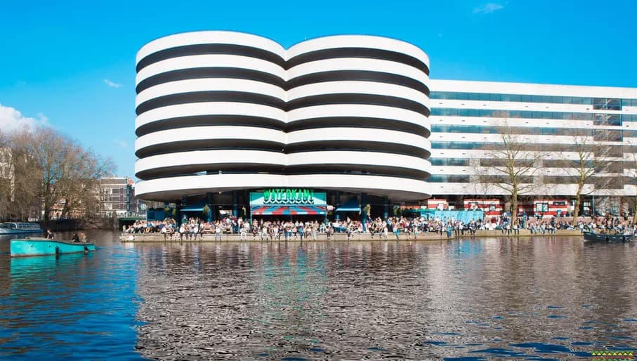 Waterkant exterior by day