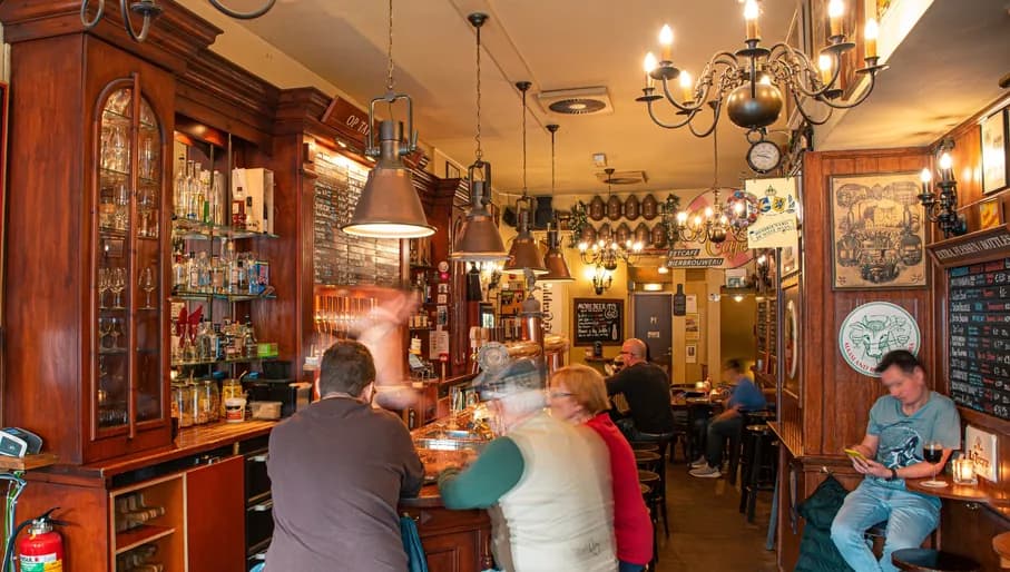 Proeflokaal Arendsnest beer café people having a drink