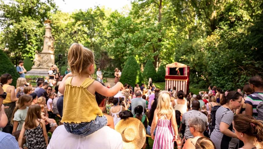 Kids watching puppet show during Artis Zoomeravonden.