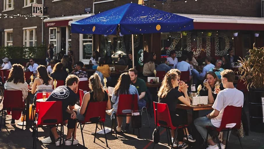 Tapzuid people sitting on the terrace