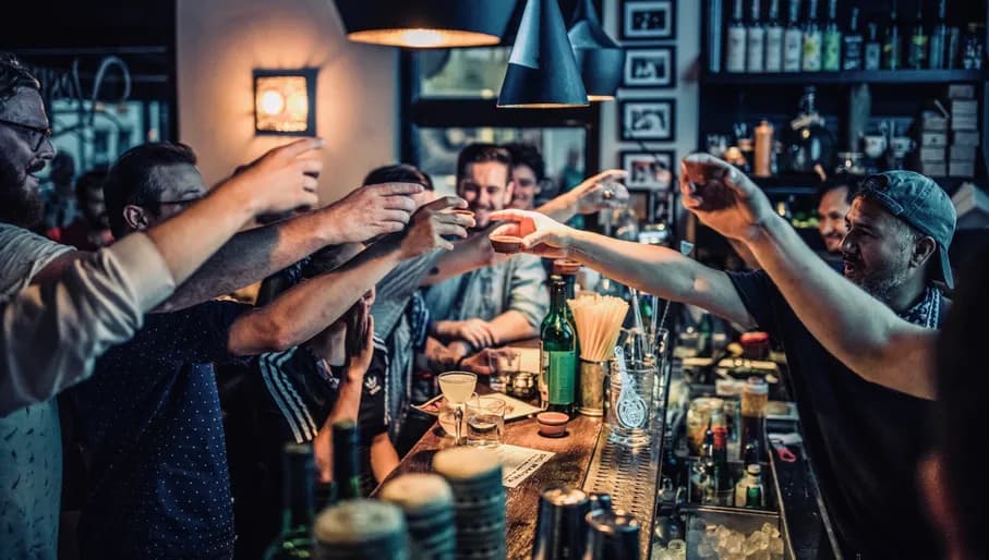 Vesper cocktailbar people having drinks