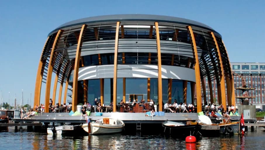 Loetje aan 't IJ exterior with terrace on the waterside