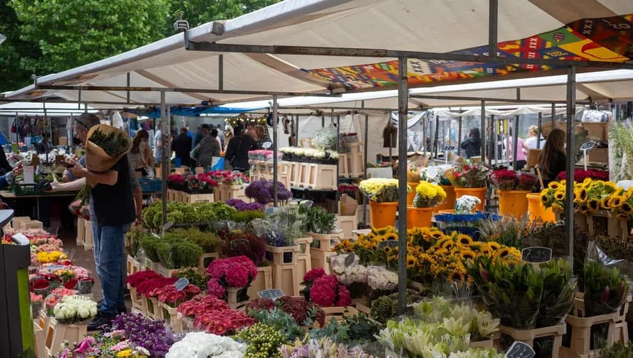 market Reigersbos with flowers
