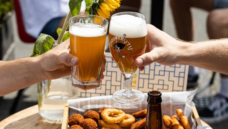 Tapzuid people enjoying a beer