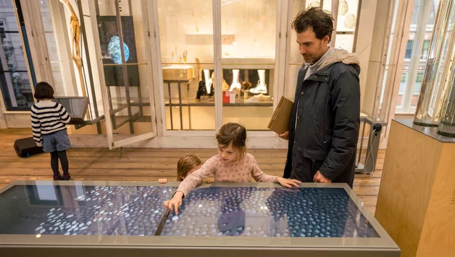 Dad with kids visiting the exhibition at Artis Groote Museum