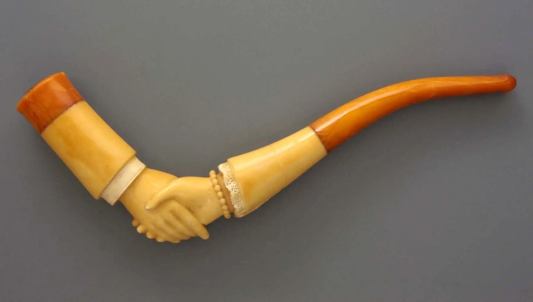 symbool van vriendschap in een sigarenpijp van meerschuim en amber