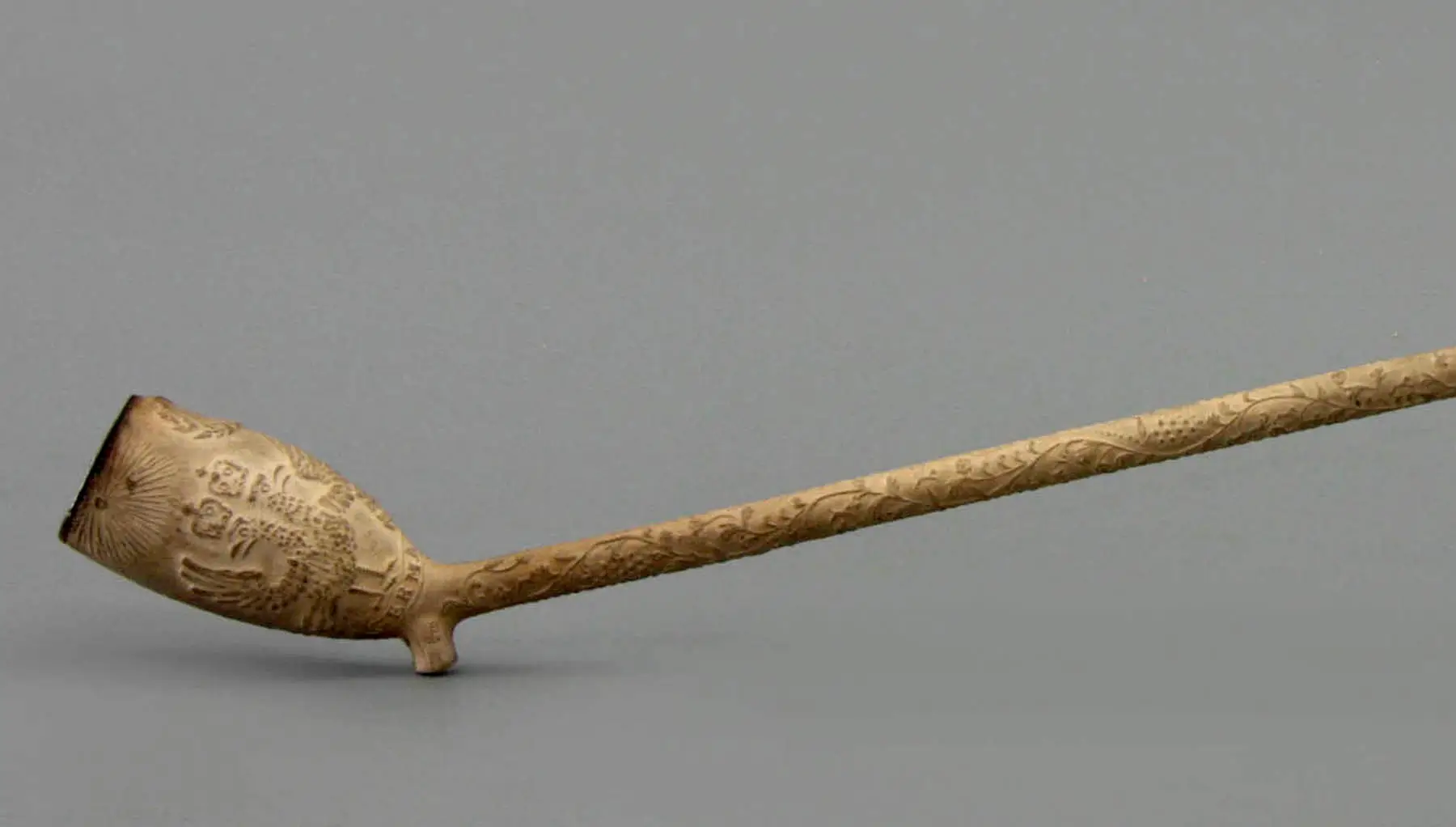 een zwaar gerookte Hollandse kleipijp