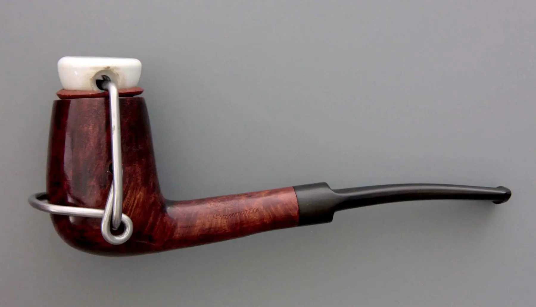 een bijzonder grapje: een traditionele tabakspijp met Grolsch-sluiting