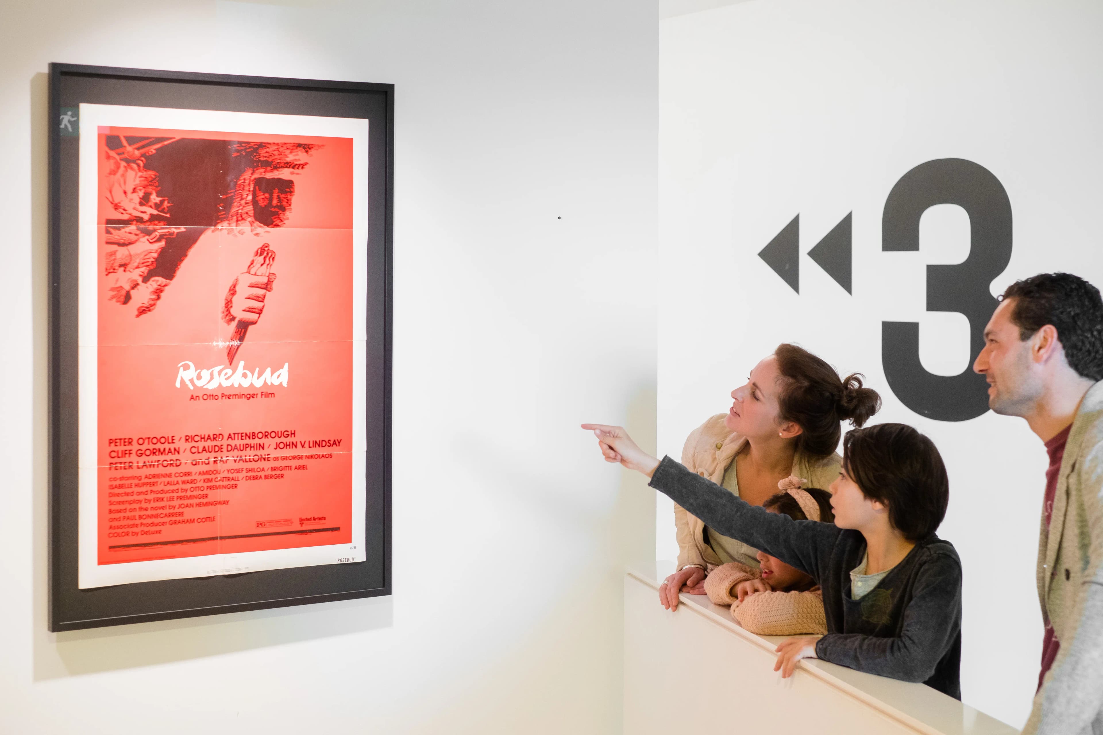Affiches uit de collectie worden in het gebouw gepresenteerd