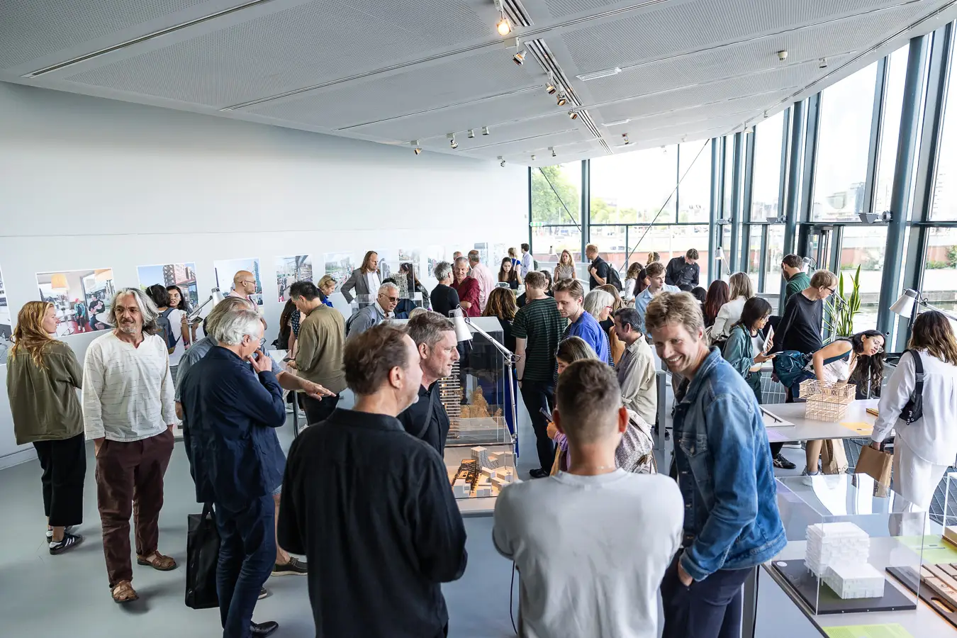 Arcam tijdens opening tentoonstelling