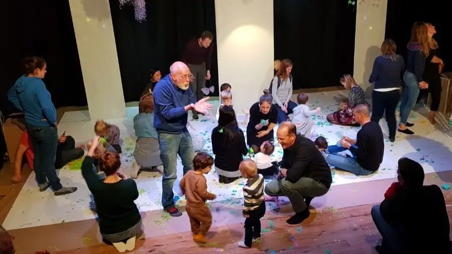 Na de voorstelling komt iedereen samen spelen op het toneel