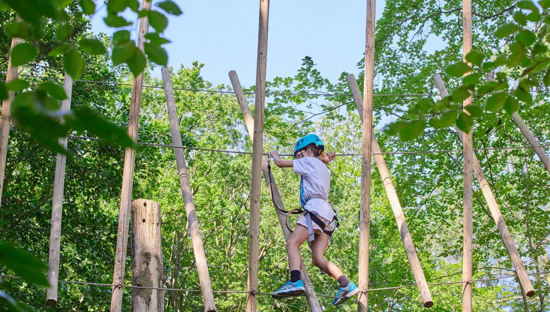 Klimbos Fun Forest Amsterdam - Meisje klimt door parcours