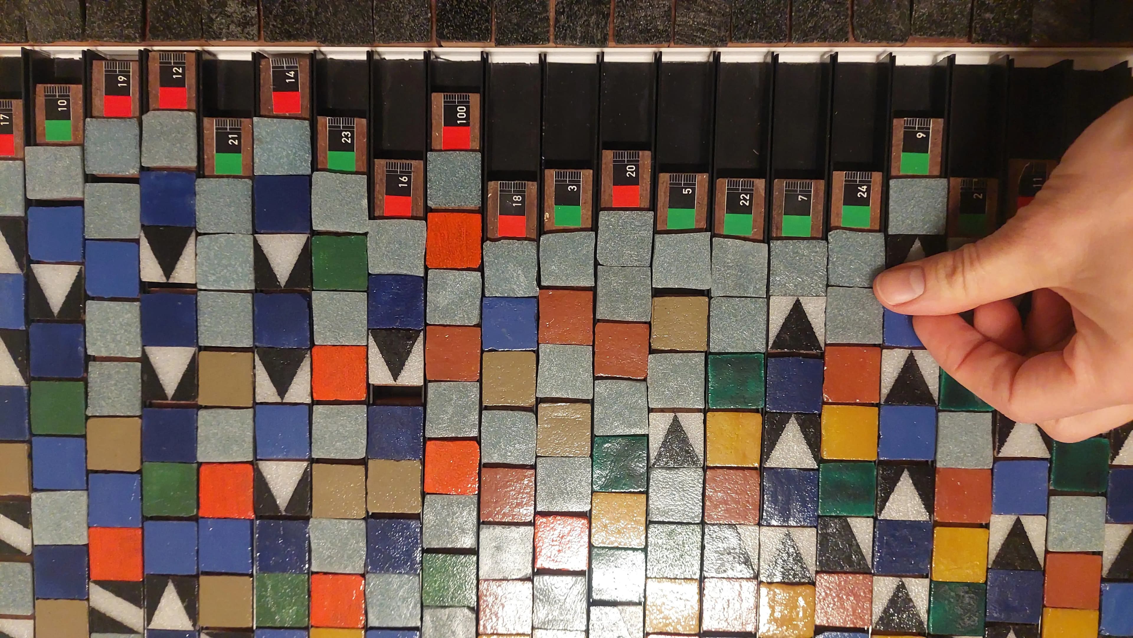 Maarten Visser werkt aan een mozaiëk paneel