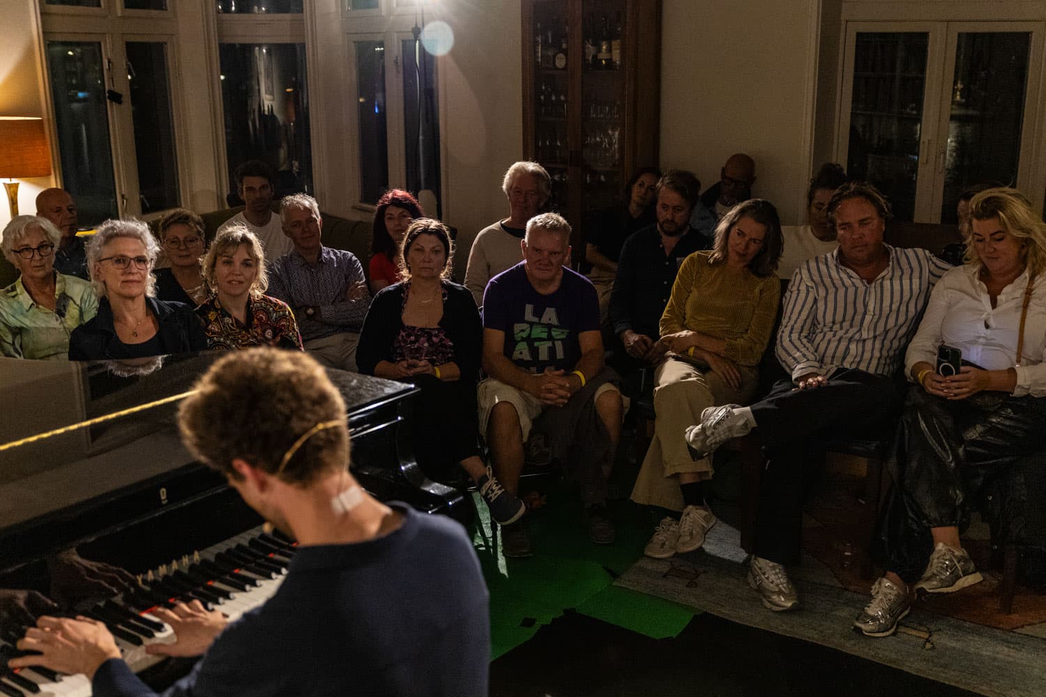 Tobias Wenting bij in een huiskamer in Zuid