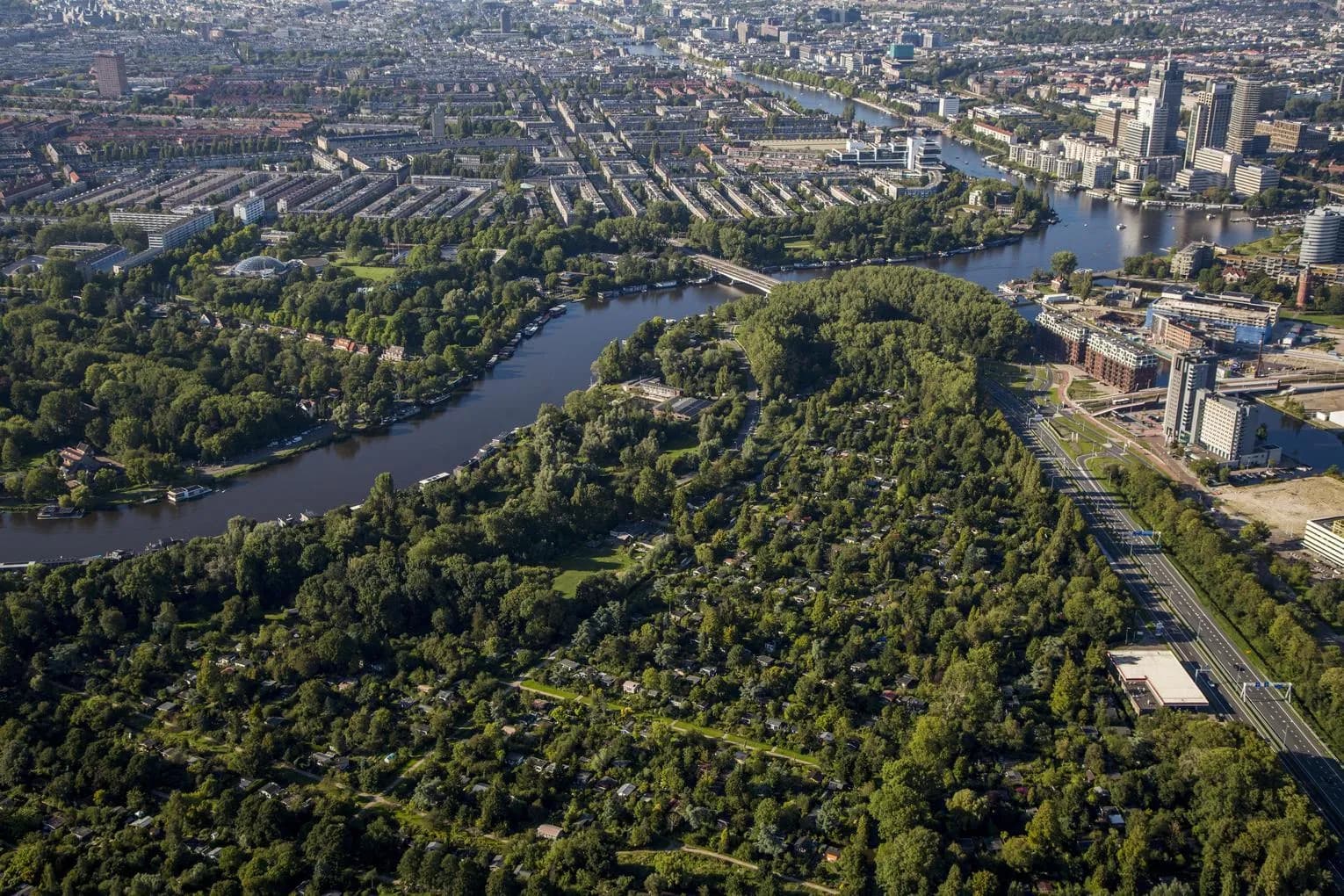 Aerial view on Amsterdam Oost: Natuur tuinpark Amstelglorie, Martin Luther Kingpark, De Omval and Amstel.