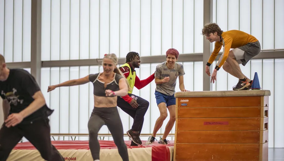 "Apekooien voor Volwassenen" Sports games for adults at Het Marnix