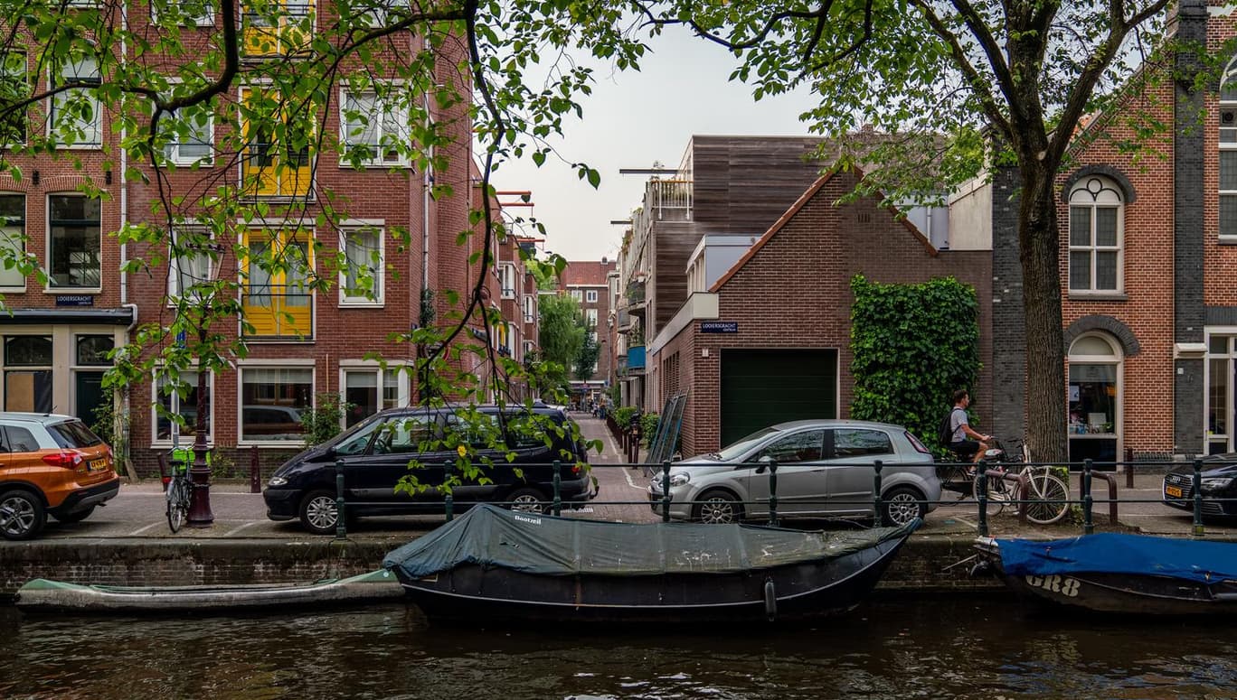 Parked cars, boats, and canal houses - Tweede Looiersdwarsstraat
