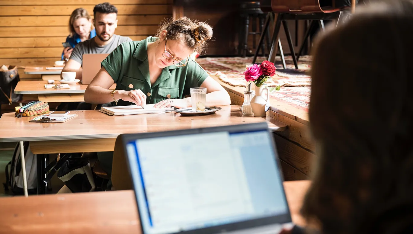 MidWest Kantine people working on laptop