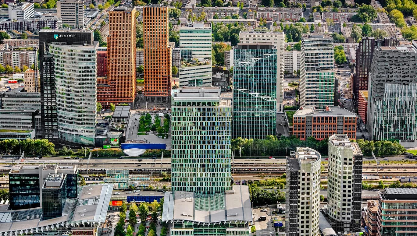 De Noordzone van de Zuidas omvat de deelgebieden Parnas en Strawinsky, met de gebouwen Rechtbank, WTC-complex, 2 Amsterdam, Station Zuid. In het deelgebied Zuideramstel staat het ABN AMRO Hoofdkantoor en in Mahler staat het Mahler4-complex met Vinoly toren, The Rock, FOZ, UN Studio Tower, Ito toren, New Amsterdam, Graves en 900 Mahler. Daarachter deelgebied Gershwin met onder andere de Symphony torens. De gebouw architectuur is zeer hoogwaardig evenals de inrichting van de openbare ruimte, waarin. Foto John Gundlach