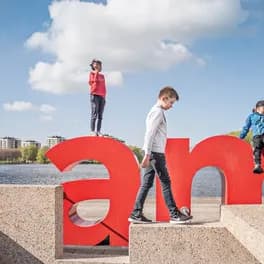 Kids playing at the I amsterdam letters