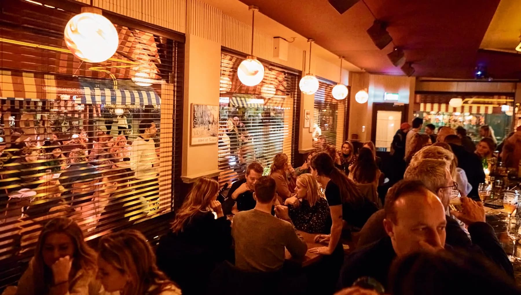 Arie café-restaurant people having dinner and drinks