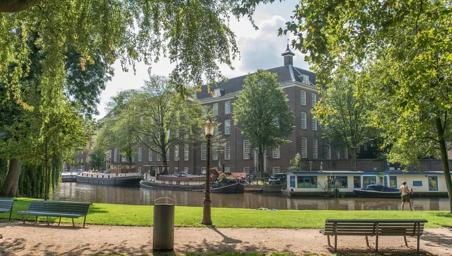 J.V. Overloopplantsoen canal by Wertheim Park in De Plantage