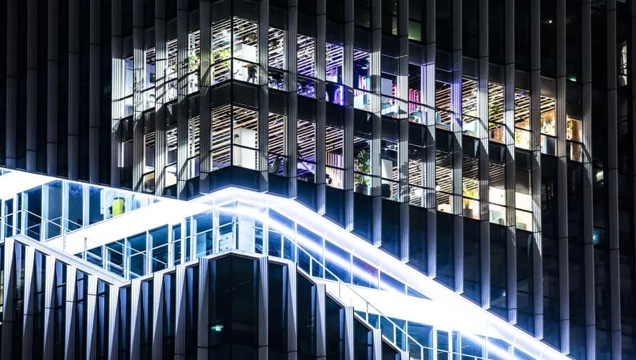 2K9P97Y 2022-10-29 20:26:17 AMSTERDAM - Illuminated office buildings on the Zuidas during the Nacht van de Nacht, an initiative of the Dutch provincial environmental federations with the aim of drawing attention to light pollution. ANP EVA PLEVIER netherlands out - belgium out