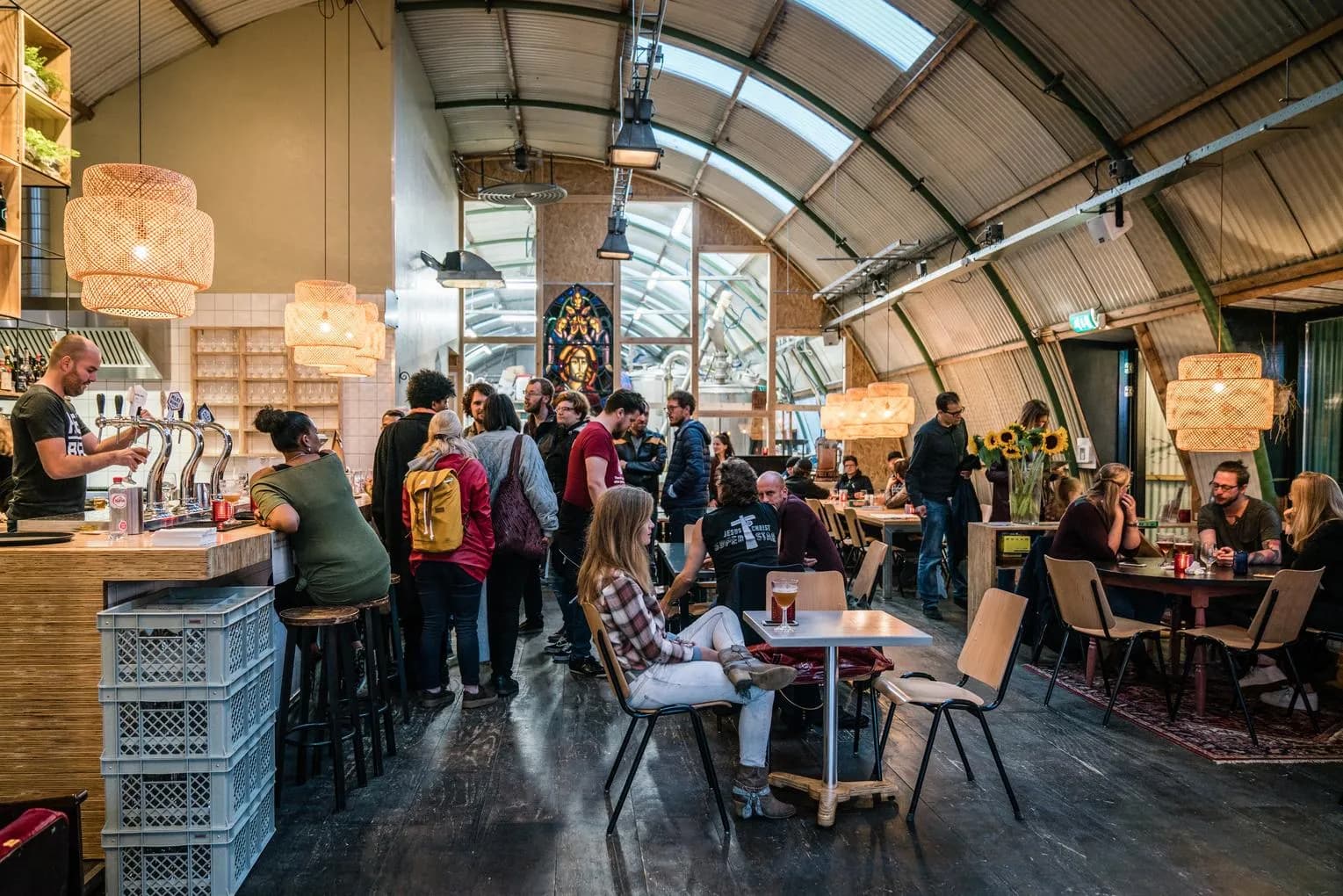 Customers at Brouwerij Kleiburg brewery during 24H Zuidoost 2017