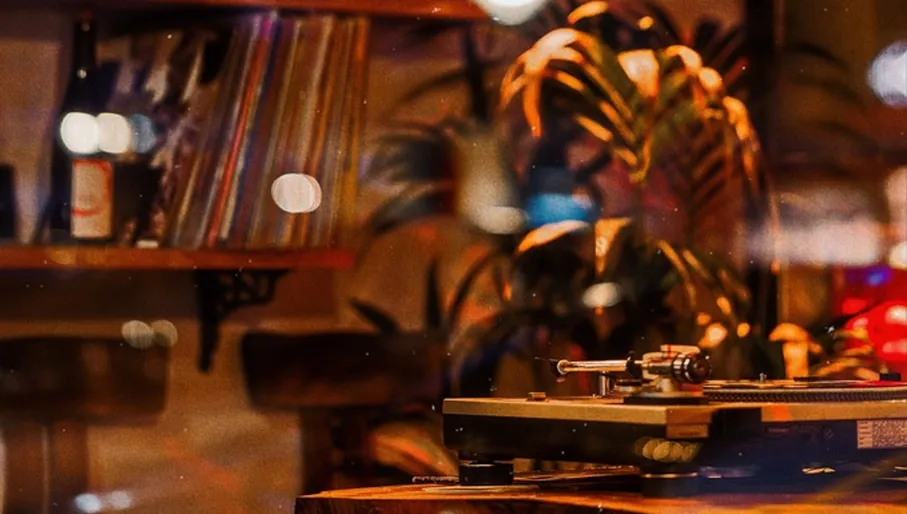 De Nada dj gear interior