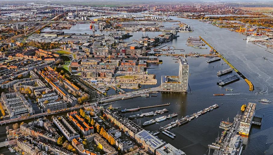 Het voormalig industrieterrein transformeert naar een woonwijk met ruim 2700 woningen en diverse voorzieningen. Met de nieuwe Houthaven wordt het water weer teruggebracht en ontstaan er zeven eilanden.
Op elk eiland worden woningen gebouwd met een eigen karakter en architectuur, grenzend aan de nieuw te graven grachten en met een verbinding naar het IJ. Een nieuwe wijk die ook nog eens volledig klimaatneutraal wordt.
De woonwijk Houthaven ligt tussen de Spaarndammerbuurt en het IJ. Het ontwerpbestemmingsplan van de nieuwe Houthavens voorziet in woningen en bootbewoning in schepen en bestaat uit zeven autoluwe eilanden. Er komen volgens bureau stedelijke planning 2700 woningen.
Er zijn veel ontwikkelaars betrokken bij de tot standkoning van Houthaven. Waaronder De Key, Rochdale en Ymere. Voor Narva-eiland en Mermei-eiland is is VORM een samenwerking aangegaan met BPD. Hierbinnen hebben Klunder architecten en Van Aken Architecten appartementencomplexen ontworpen.
De namen van de eilanden en de bruggen verwijzen naar de houthandel die Amsterdam dreef met diverse Europese steden. Het wordt een stadskwartier met smalle straatjes en veel water. Veel laagbouw en deel is voor sociale woningbouw en er wordt klimaatneutraal gebouwd. Foto John Gundlach.