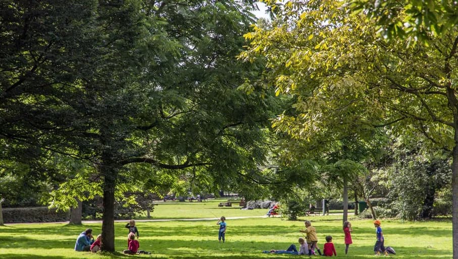 Children playing in Westerpark